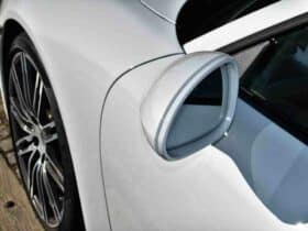 Comment  Accrocher un miroir à une porte