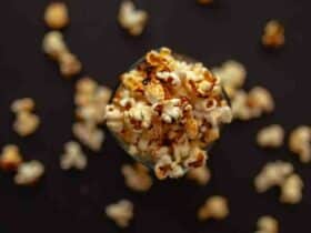 Comment  Éliminer l'odeur de popcorn brulé du microonde