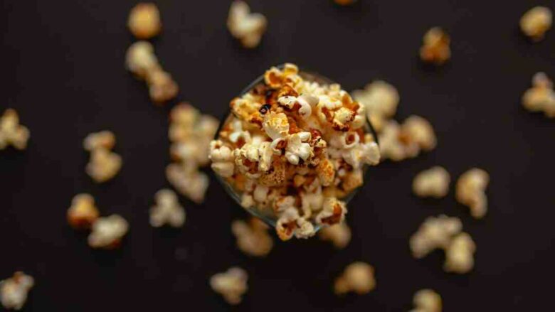 Comment  Éliminer l'odeur de popcorn brulé du microonde