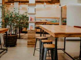 Comment  Teindre des meubles en bois