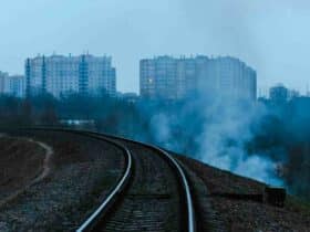 Maison bois qui craque avec le vent