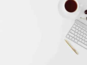 Une maison en bois et pierre est une belle addition à votre propriété.